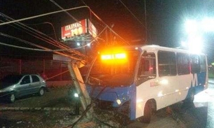 Ônibus executivo derruba poste na Cidade Nova e deixa semáforos sem funcionar