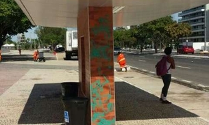 Vândalos picham parada de ônibus na Ponta Negra