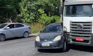 Em Manaus, mulher fica presa às ferragens após colidir carro em caminhão