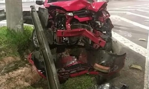 Carro fica aos pedaços ao colidir com poste em avenida de Manaus