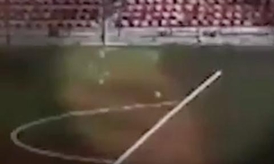 Vídeo impressionante mostra momento em que goleiro é atingido por raio 