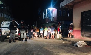 Homem é morto a tiros enquanto bebia na calçada com amigos em Manaus
