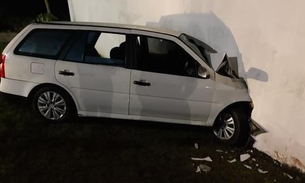 Carro desgovernado atinge muro e deixa passageiro ferido em Manaus
