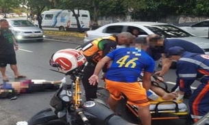 Casal fica ferido ao cair de motocicleta e ser atropelado por carro em Manaus
