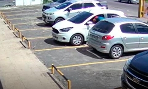 Vídeo mostra bandidos quebrando vidros e furtando carros em Manaus