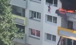 Vídeo mostra crianças saltando de prédio com mais de 10 metros para escapar de incêndio