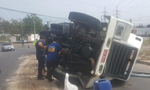 Carreta tomba ao tentar desviar de carros em avenida de Manaus 