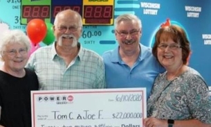Homem ganha na loteria e cumpre promessa de dividir prêmio com amigo