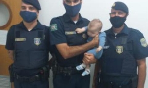 Bebê se engasga com leite e é salvo por Guardas Municipais