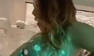 Anitta grava TikTok com mão tocando em sua 'preciosa'