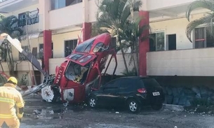 Helicóptero do Corpo de Bombeiros cai com 5 pessoas; veja vídeo