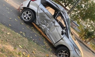 Poste desaba e carros ficam destruídos após colisão em avenida de Manaus