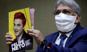 Vereador rasga revista de Felipe Neto na Câmara Municipal de Manaus 