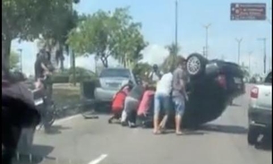Carro capota em acidente na estrada da Ponta Negra
