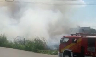 Vídeo: Incêndio atinge terreno e assusta moradores em Manaus