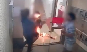 Mulher surge pegando fogo na porta de prédio em cena chocante; confira