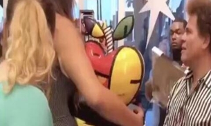 Mulher se vinga e destrói obra de Romero Britto na frente dele; veja vídeo do barraco