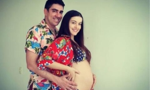 Em foto rara, Marcelo Adnet e esposa comemoram gravidez de 6 meses