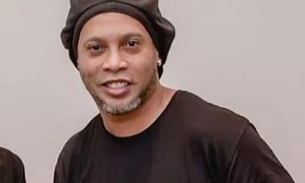 Em prisão domiciliar, Ronaldinho Gaúcho ganha presentes de artista no Paraguai
