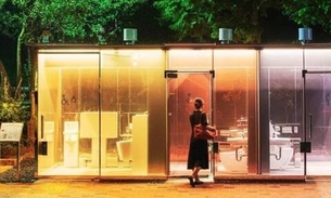 Empresa instala banheiros públicos transparentes em parques