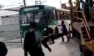 Vídeo: Surtado, homem furta ônibus e 'toca o terror' em garagem de empresa