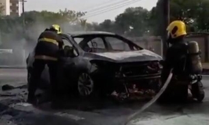 Vídeo: Carro fica destruído após pegar fogo em Manaus