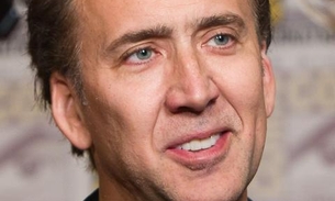 Nicolas Cage devolve fóssil de dinossauro roubado que comprou por engano