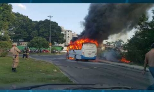 Ônibus incendeia em avenida de Manaus e trânsito fica lento