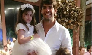 Kaká deixa namorada e passa ano novo com os filhos