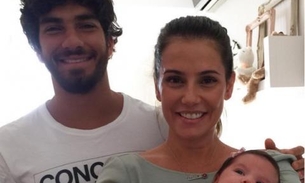 Deborah Secco mostra foto fofa em família 