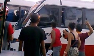 Adolescentes fazem jovens reféns em assalto a micro-ônibus