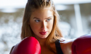 Lutando boxe, Marina Ruy Barbosa surge com decote avantajado “me sentindo a Ronda!”