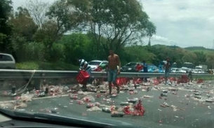 Caminhão da Coca-Cola tomba e é saqueado por transeuntes 