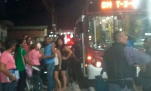 Assaltante é espancado por passageiros de ônibus em Manaus