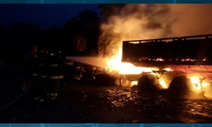 Carreta carregada de telhas é destruída por incêndio na BR-174