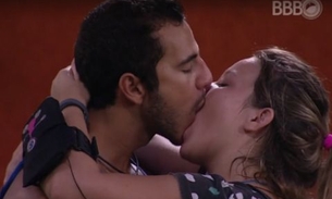 Mãe de Matheus critica filho por ter feito sexo com Cacau no BBB 16