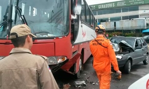 Idosa fica retida no carro em colisão com ônibus na Av. Max Teixeira