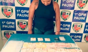 Em casa, mulher é detida suspeita de tráfico de drogas