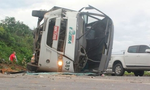 Micro-ônibus colide com poste e deixa vários trabalhadores feridos em Manaus