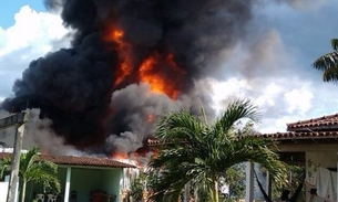 Galpão de fábrica de colchões é destruído por incêndio em Manaus