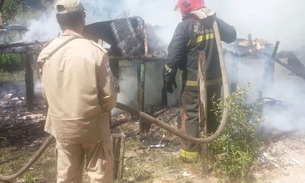 Casa de madeira incendeia na zona leste de Manaus