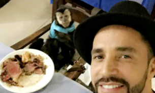 Latino leva macaco para jantar em churrascaria e dá o que falar