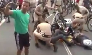 Policial atropela condutores da Tocha enquanto homem de verde tira selfie