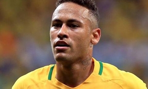  Neymar chega mancando para jogo contra Colômbia e preocupa torcida 