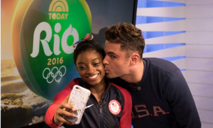 Zac Efron vem ao Brasil e tieta Simone Biles