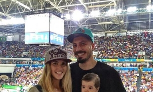 Aline Gotschalg e Fernando Medeiros posam com filho em jogo de basquete