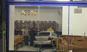   Carro desgovernado invade igreja causa destruição 