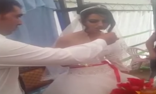 Na frente de convidados, noiva apanha no próprio casamento