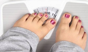 Pessoas obesas são mais propensas a ter mau hálito, diz estudo 