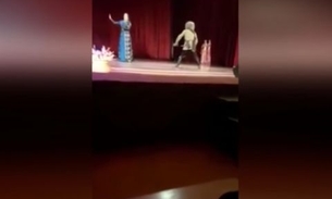 Dançarino morre no palco e plateia pensa que é parte do espetáculo
